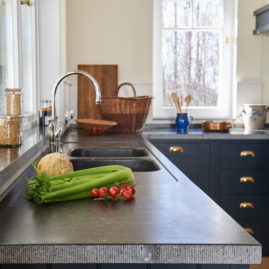 Blaustein auf Maß – Küchenarbeitsplatten und Becken
