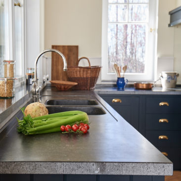 Blaustein auf Maß – Küchenarbeitsplatten und Becken