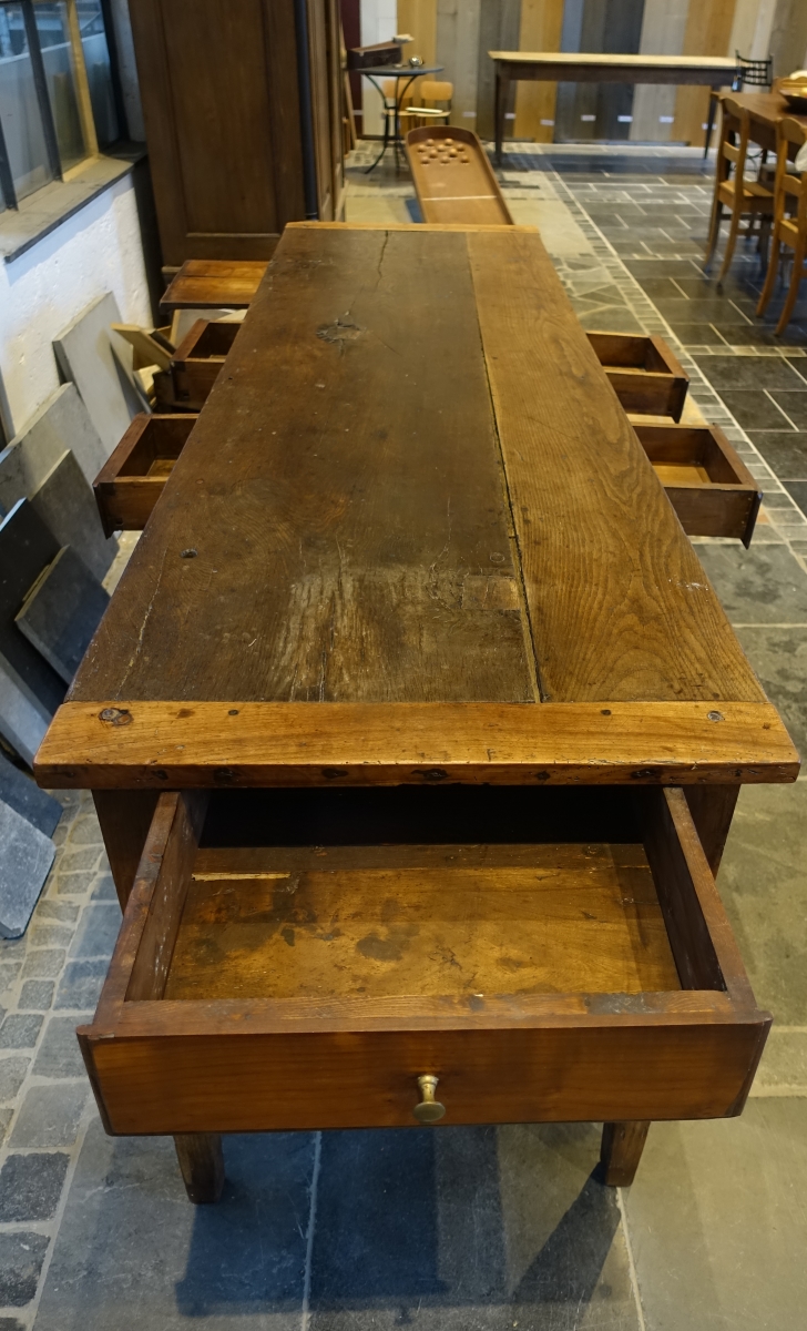 Antiker schmaler Holztisch