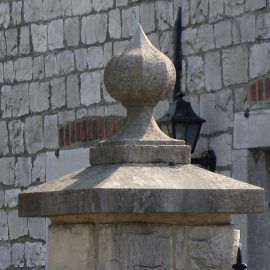 Blaustein Pfeilerköpfe