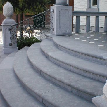 Blaustein auf Maß – Treppenstufen