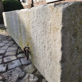 Blausteintrog mit Metallringen