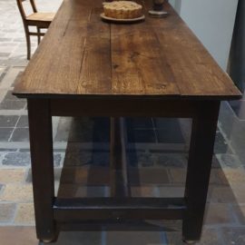 Rustikaler Holztisch